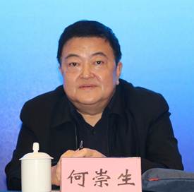 男人坐在桌子前 低可信度描述已自动生成