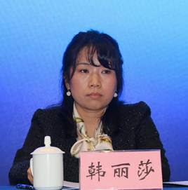 图片包含 桌子, 前, 男人, 女人 描述已自动生成