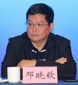 男人和女人坐在桌子前 中度可信度描述已自动生成